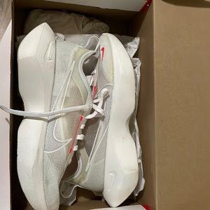 I’m selling a pair of Nike shoes